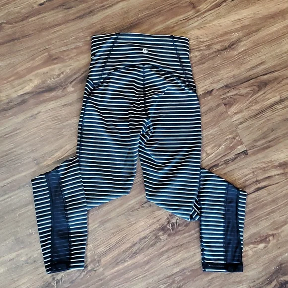LuluLemon Black/White Striped Train Times Mesh 7/8’s Size 2 - Picture 5 of 6